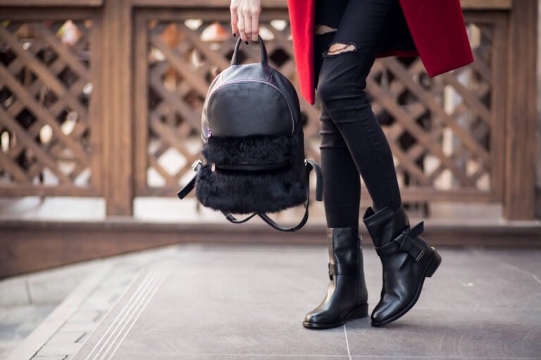 menina utilizando casaco e bota feminina