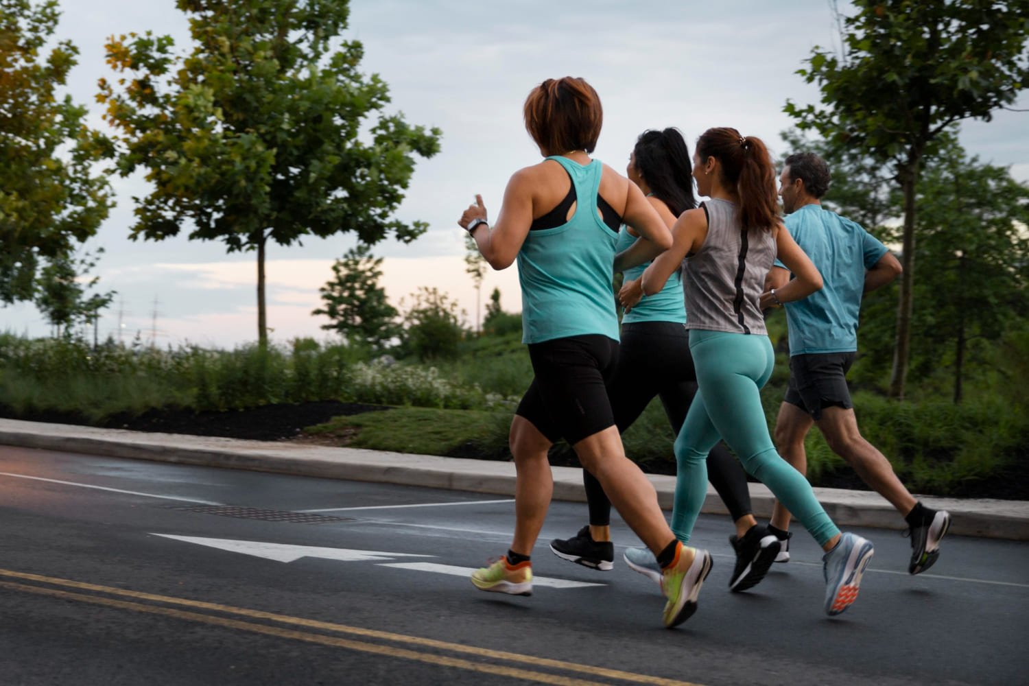 mulheres praticando corrida de rua