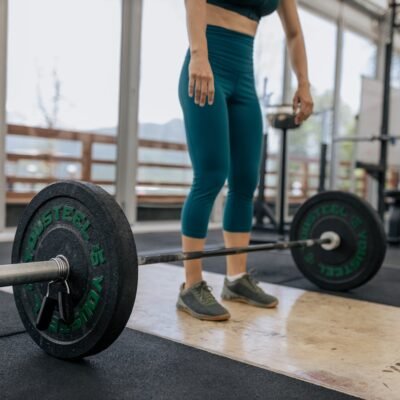 Mulher praticando treino de força