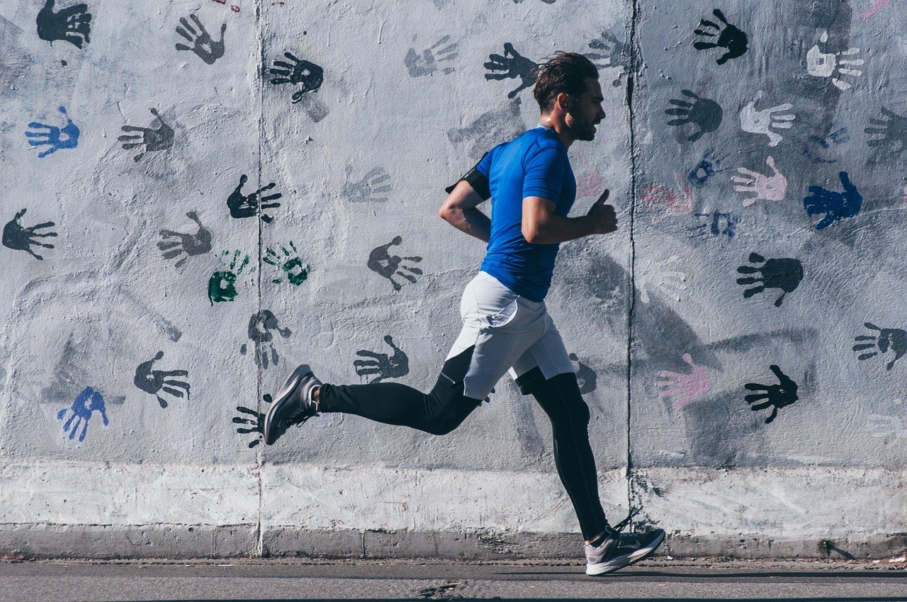 Homem correndo e utilizando tênis de corrida ideal