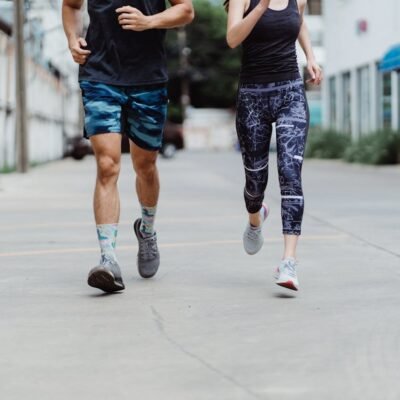 pessoas correr na rua ou na esteira