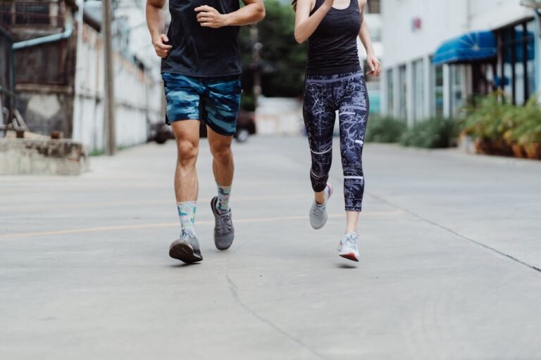 pessoas correr na rua ou na esteira