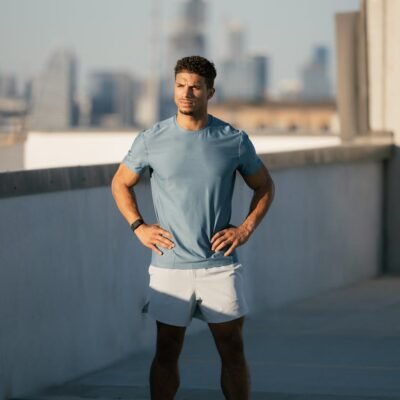 Homem utilizando short térmico